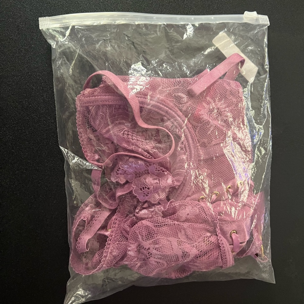 Love Vera lace tie up set